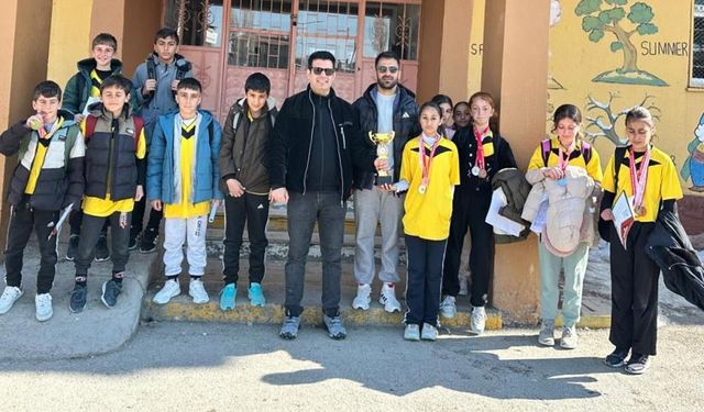 Edremit’te ortaokul öğrencilerinden atletizmde başarı