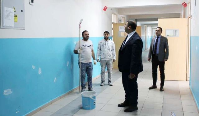 Gümüşdere İlkokulu’nda yürütülen tadilat çalışmaları incelendi