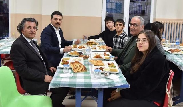 İpekyolu Kaymakamı Gilan, öğrencilerle iftar sofrasında buluştu