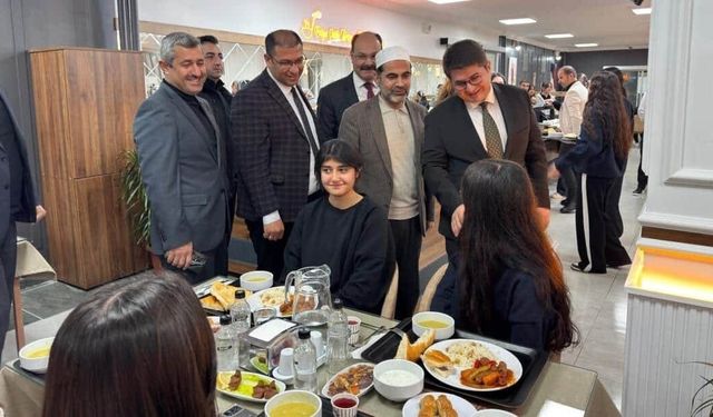 Edremit protokolü öğrencilerle iftarda buluştu