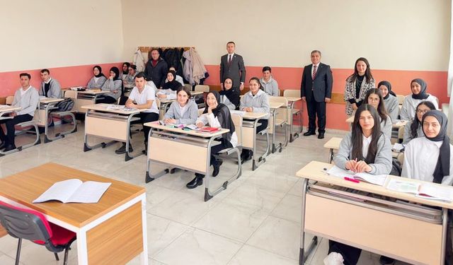 Kaymakamı Bakan’dan 15 Temmuz Şehitleri Anadolu Lisesi’ne ziyaret
