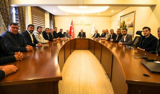 Minibüs ve taksi esnafı taleplerini Van Valisi Balcı'ya iletti