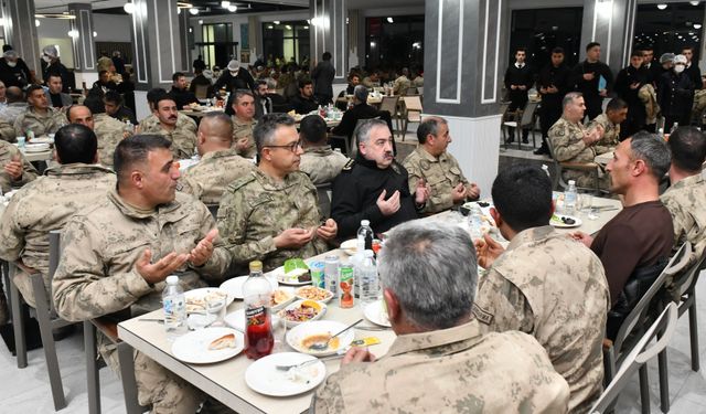Van Valisi korucularıyla iftarda bir araya geldi