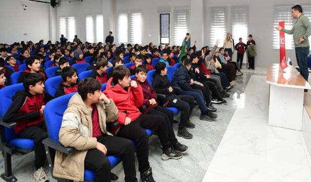 Van YYÜ’den ortaokul ve lise öğrencilerine ‘gelecek uzayda’ semineri