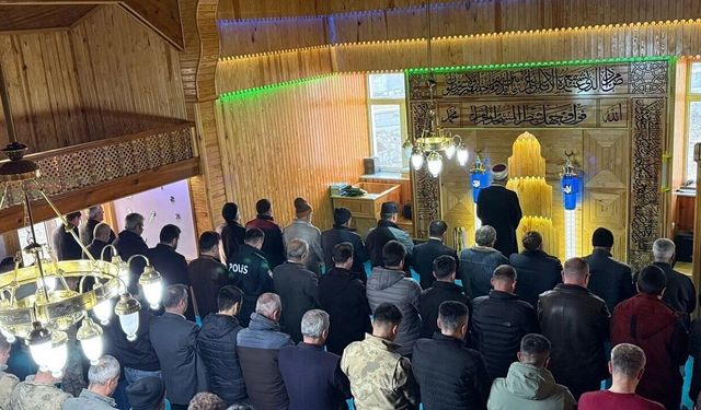 Van’da bayram coşkusu: Camiler bayram namazında dolup taştı