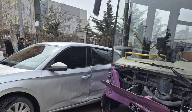 Van’da belediye otobüsü ile otomobil çarpıştı!