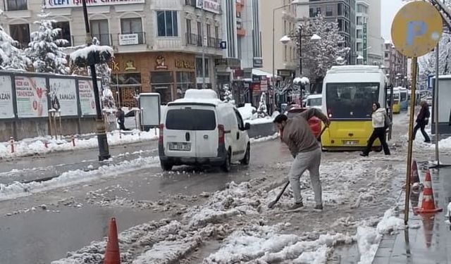 Van’da belediyeler yine ortada yok! Kar temizliği esnafa kaldı