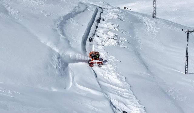 Van’da belediyenin karla mücadelesi sürüyor