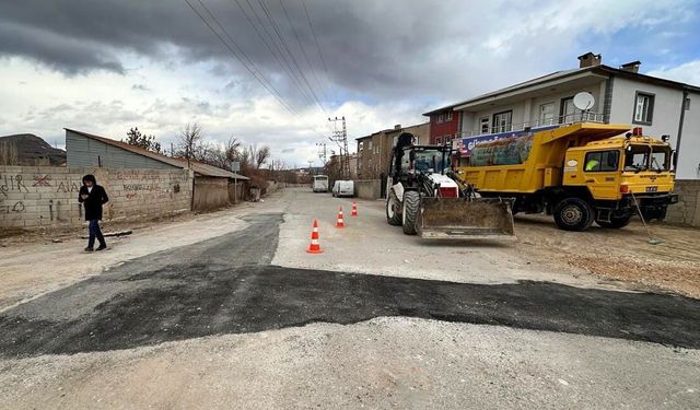 Van’da bozuk yollarda bakım çalışması