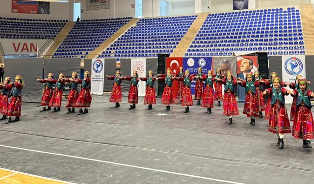 Van’da halk oyunları yarışmasında birincilik Büyükşehir’in