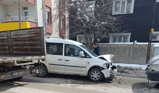 Van’da iki araç kafa kafaya çarpıştı!