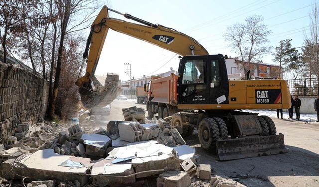 Van’da kaçak yapılar tek tek yıkılıyor