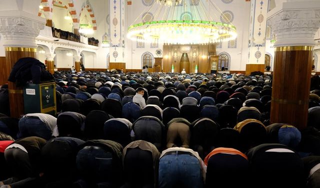 Van’da Kadir Gecesi'nde camiler doldu taştı