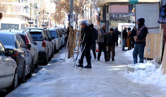 Van'da kaldırım ve yollar buz pistine döndü!