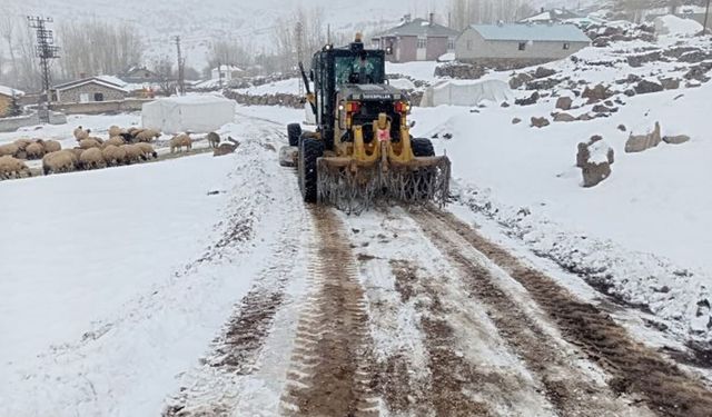 Van’da karla mücadele devam ediyor! 10 yerleşim yerinin yolu kapalı