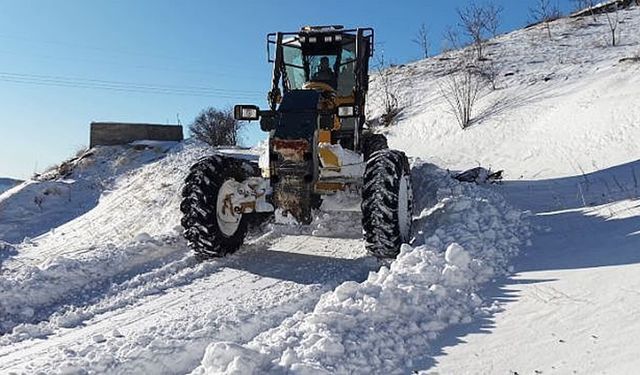 Van’da karla mücadele sürüyor: 34 yerleşim yerinin yolu kapalı