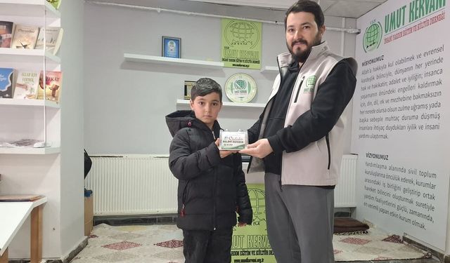 Van’da küçük Yasin, kumbarasını Gazze’ye bağışladı