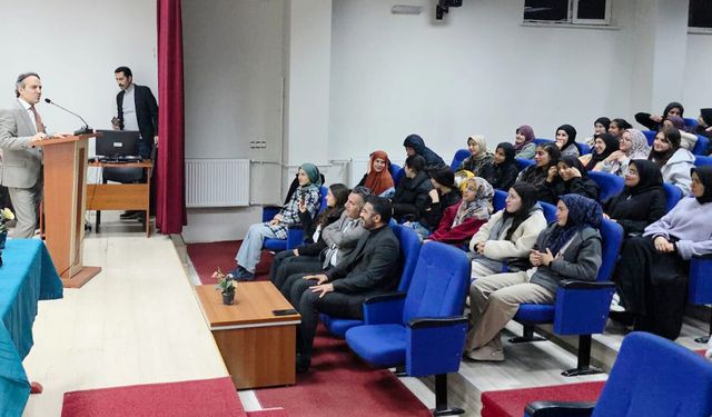 Van’da ‘maarifin kalbinde ramazan sohbetleri’ programı düzenlendi