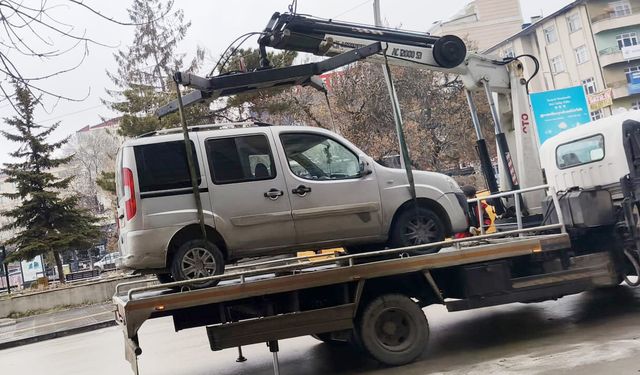 Van’da park yasağına uymayan araçlar çekildi