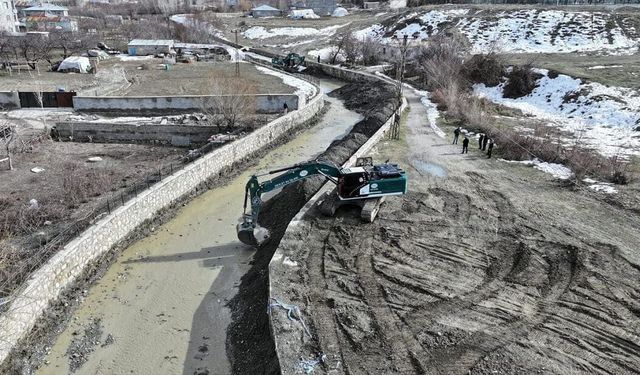 Van’da taşkın riskine karşı 30’a yakın iş makinesi sahada