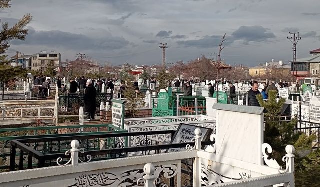 Vanlılar bayram namazının ardından kabirleri ziyaret etti