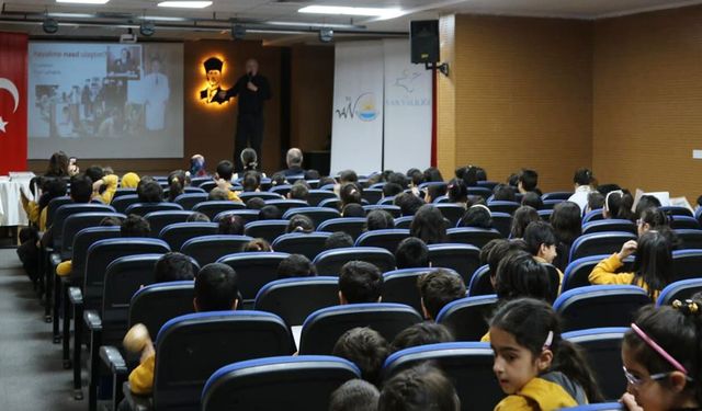 Yazar Ahmet Sınav Van’da okurlarıyla buluştu