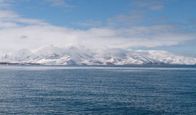 Yoğun kar yağışı ve yağmur Van Gölü'ne can suyu oldu