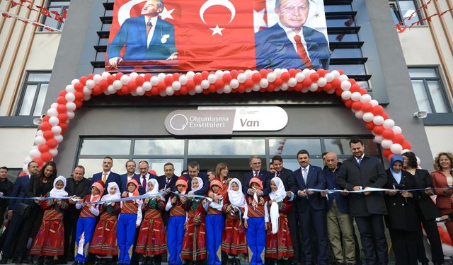 Bakan Tekin Van Olgunlaşma Enstitüsü’nün yeni binasını hizmete açtı