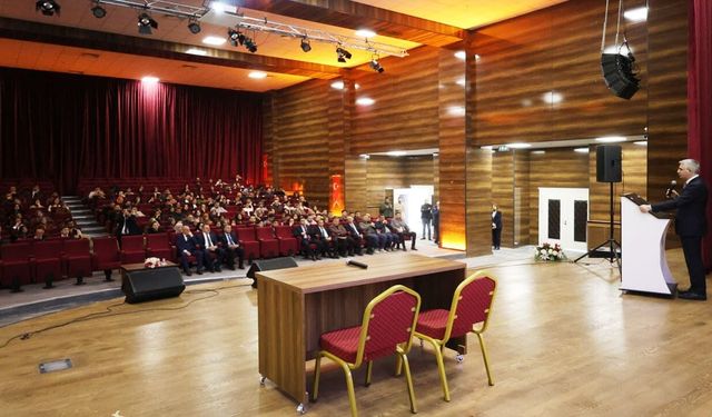 Bakan Yardımcısı Nazif Yılmaz, Van’da öğretmen ve öğrencilerle buluştu