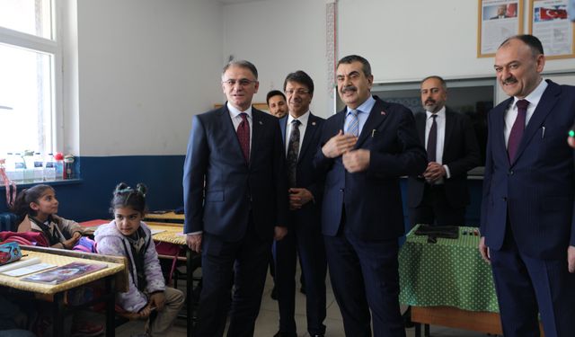 Bakan Yusuf Tekin Tuşba İnci Kefali İlkokulu’nu ziyaret etti