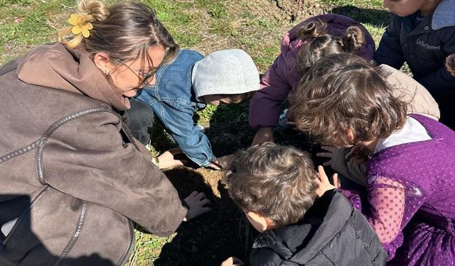 Edremit’te anaokullarında fidan dikimi etkinliği