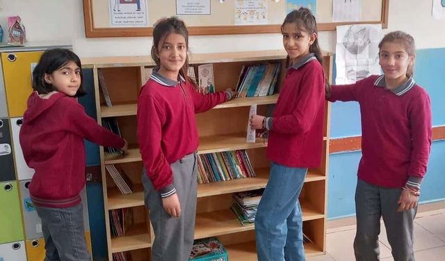 Edremit’te ‘bir kitap da benden olsun’ projesine destekler sürüyor