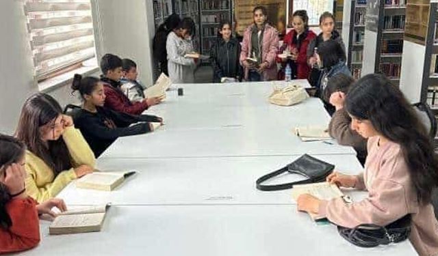 Edremit’te öğrencilerden kütüphane ziyareti