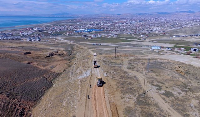 Edremit’te yol yapım çalışmaları sürüyor