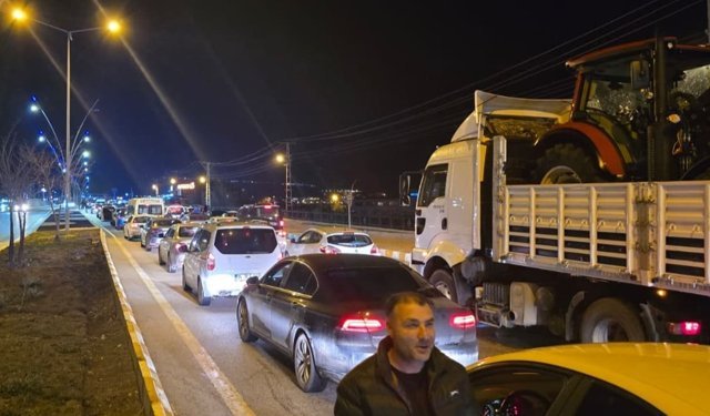 Van'da habersiz yapılan üst geçit çalışması trafiği kitledi