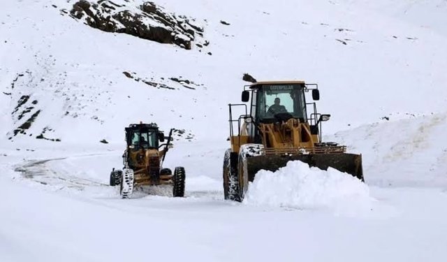 Van'da Nisan'da karla mücadele sürüyor! 50 yol kapalı