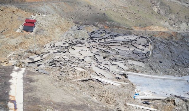 Van- Hakkari karayolu tüm araç geçişlerine kapatıldı