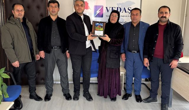 Muhtarlardan VEDAŞ ekiplerine plaket