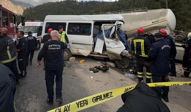 Tarım işçilerini taşıyan minibüs tıra çarptı: 7 ölü, 3 yaralı