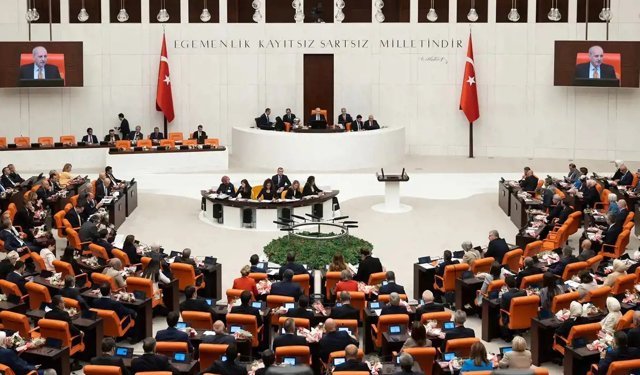 TBMM’de sosyal medya ve doğum izni düzenlemesi görüşülecek