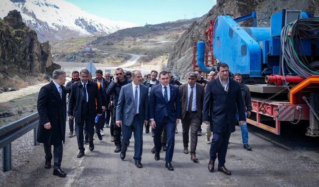 Vali Taşyapan, Van- Hakkari yolunda incelemelerde bulundu