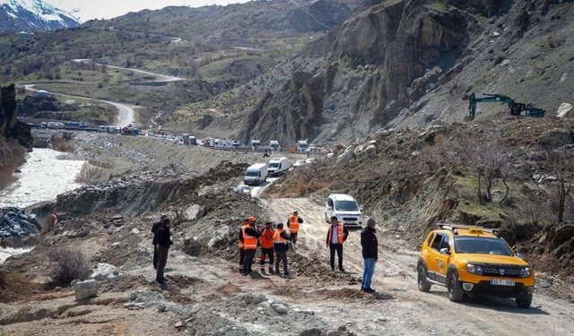 Van-Hakkari karayolunda ulaşım aktarmalı sağlanıyor