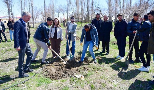 Van YYÜ’de fidan dikim etkinliği gerçekleştirildi