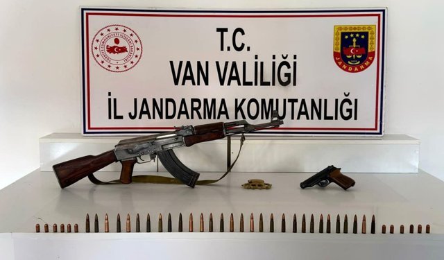 Van’da çok sayıda silah ve mühimmat ele geçirildi