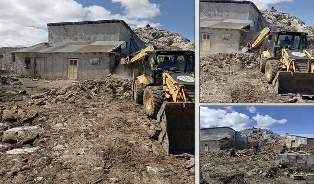 Van’da depremde hasar gören ahırın enkazı kaldırıldı