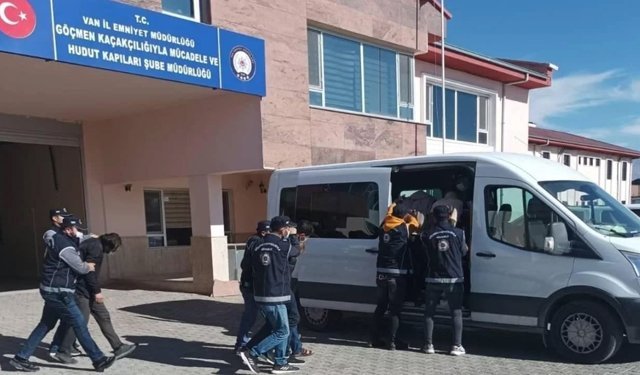 Van’da göçmen kaçakçılarına darbe! 132 kişi yakalandı