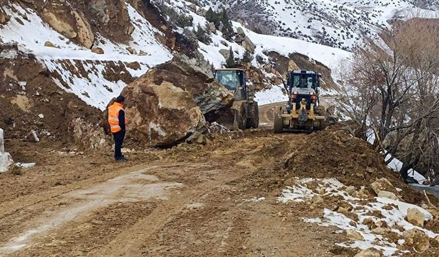Van’da mahalle yoluna düşen kayalar temizlendi