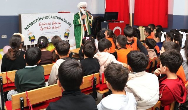 Van’da Nasreddin Hoca ilçelerde miniklerle buluşuyor
