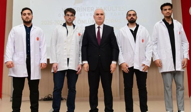 Van’da öğrenciler beyaz önlüklerini giydi