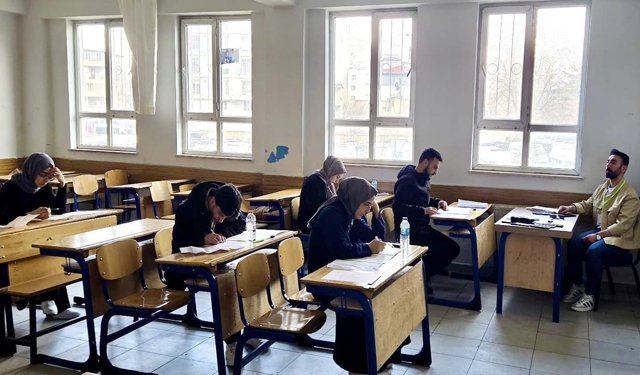 Van’da Umre ödüllü bilgi yarışması sınavı gerçekleştirildi
